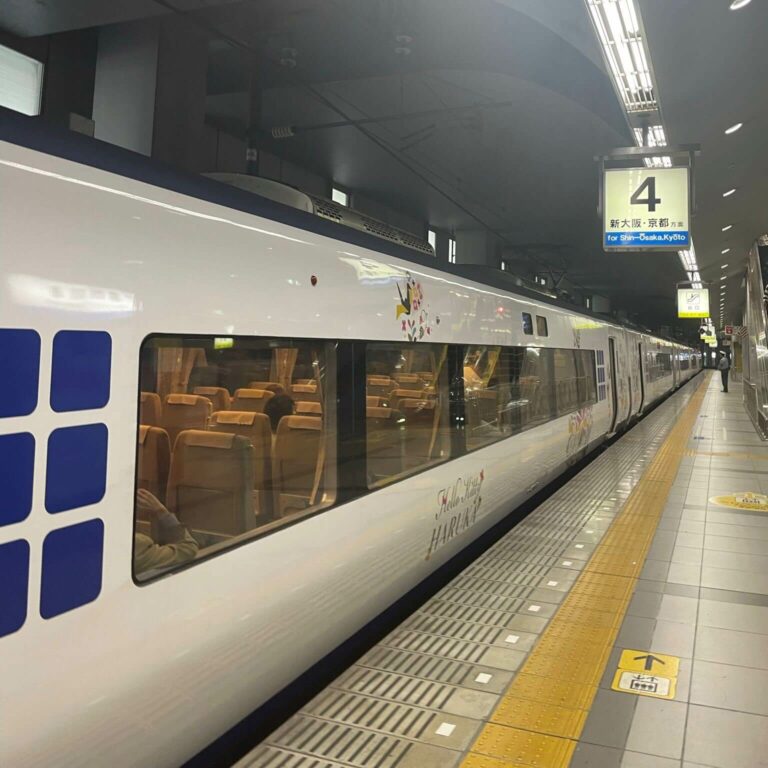 교토로 가는 정차해있는 하루카 특급열차